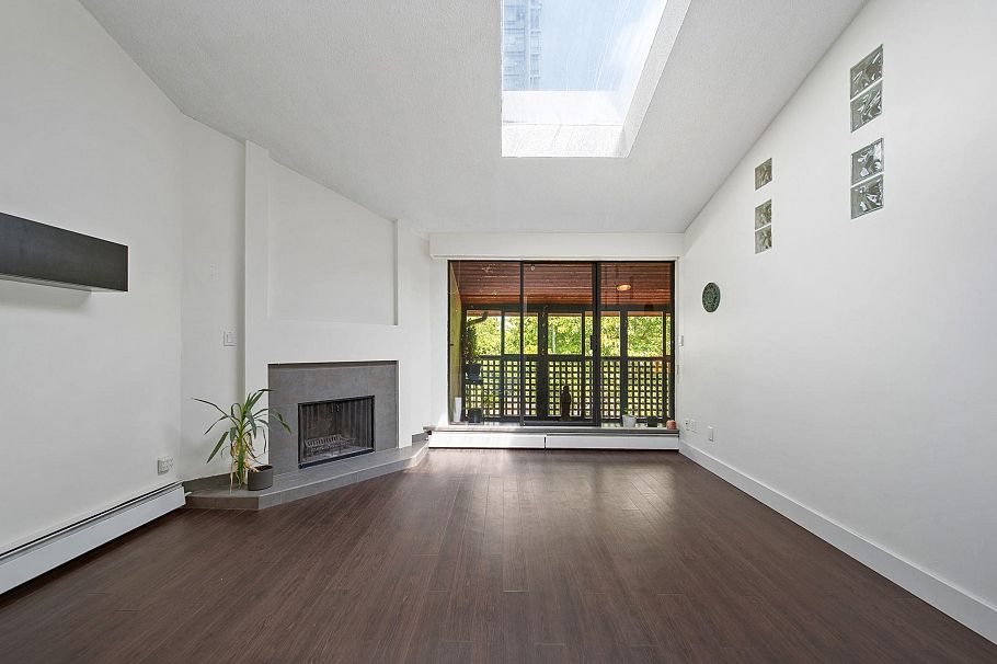 304 141 W 13th Street North Vancouver, BC - 2