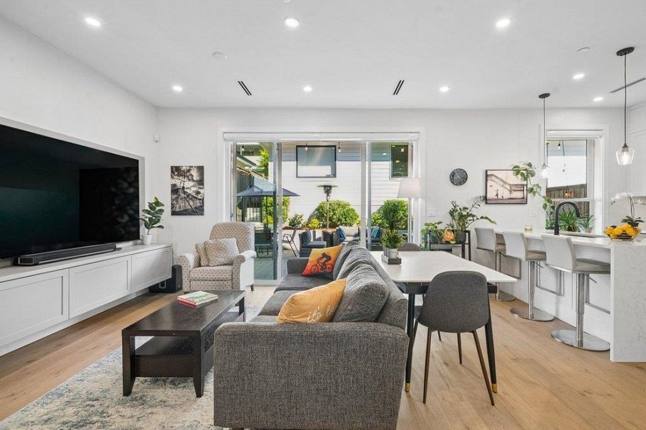 3535 E Georgia Street Vancouver, BC - 5