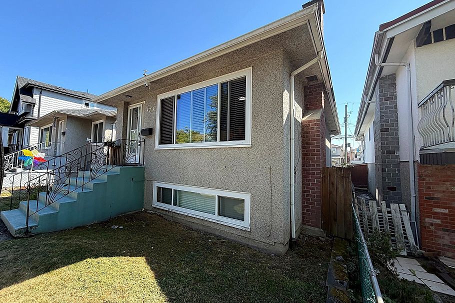 374 E 54th Avenue Vancouver, BC - 2