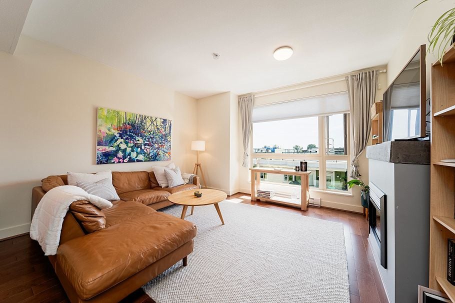 64 728 W 14th Street North Vancouver, BC - 4