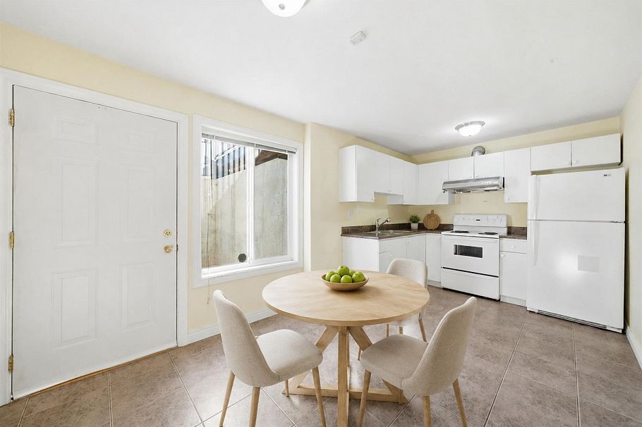 213 W 28th Street North Vancouver, BC - 9