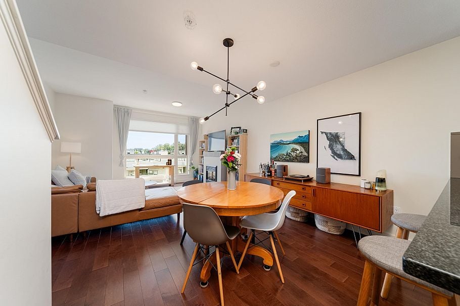 64 728 W 14th Street North Vancouver, BC - 2