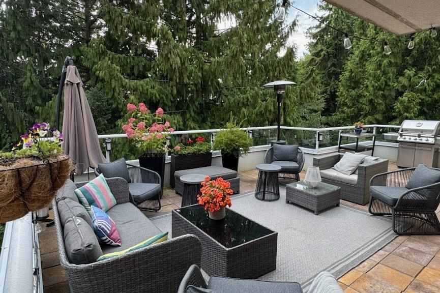 8 2425 Edgemont Boulevard North Vancouver, BC - 1