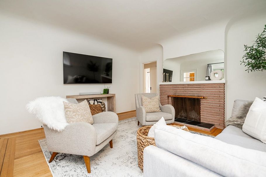 134 W 40th Avenue Vancouver, BC - 3