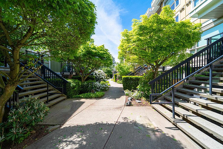 64 728 W 14th Street North Vancouver, BC - 37