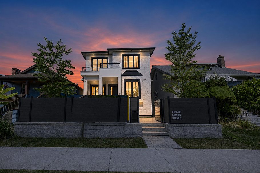 425 E 56th Avenue Vancouver, BC - 1