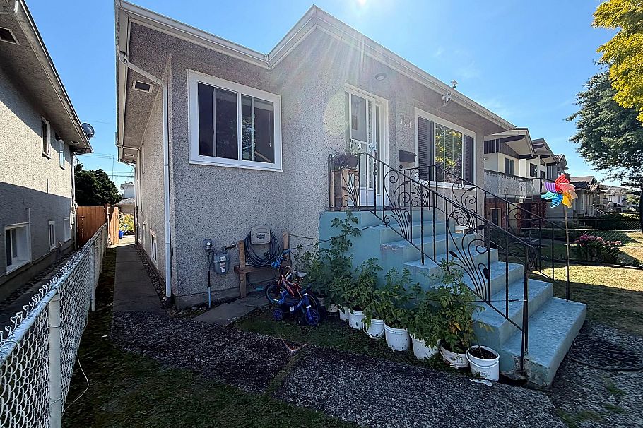 374 E 54th Avenue Vancouver, BC - 3