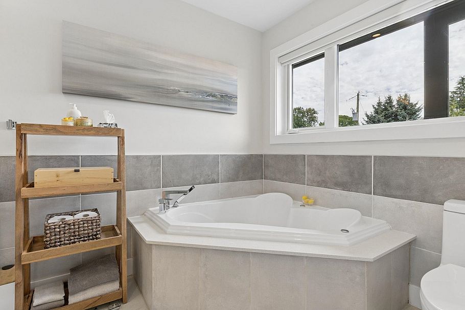 351 W 21st Street North Vancouver, BC - 23