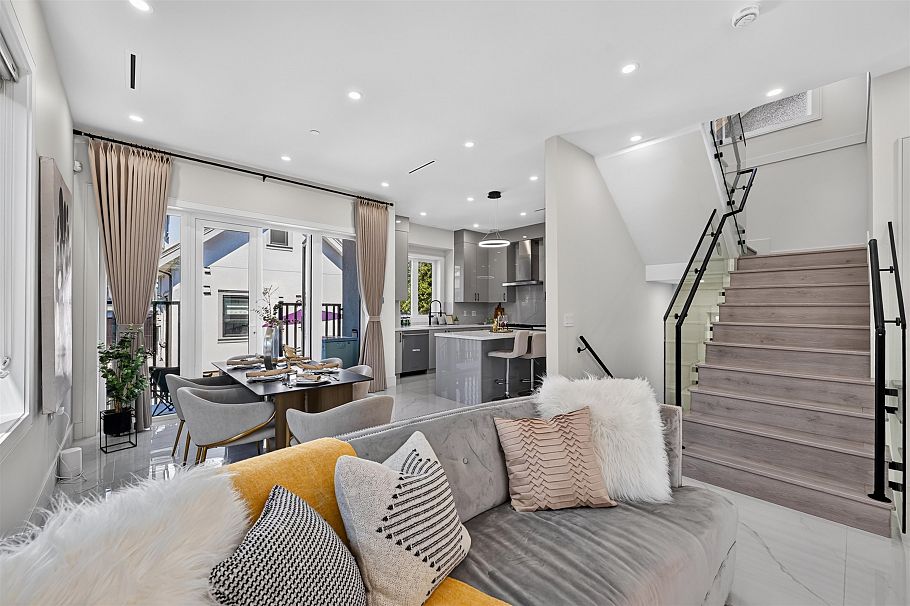 425 E 56th Avenue Vancouver, BC - 9