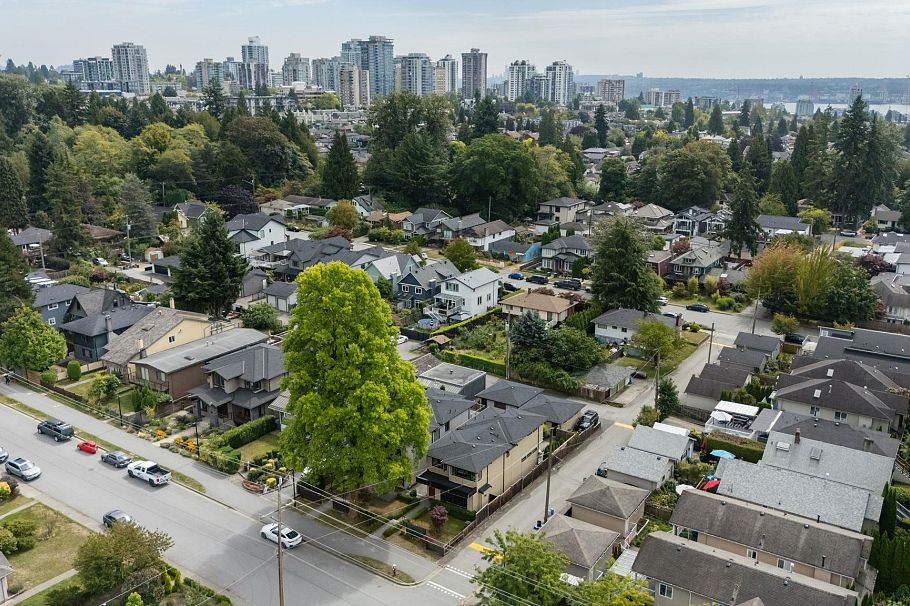 351 W 21st Street North Vancouver, BC - 38