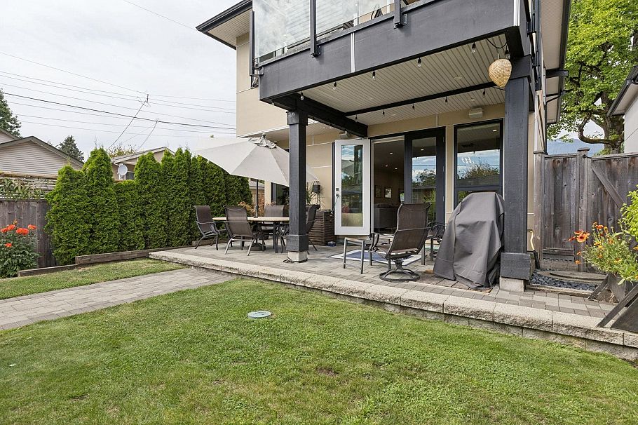351 W 21st Street North Vancouver, BC - 35