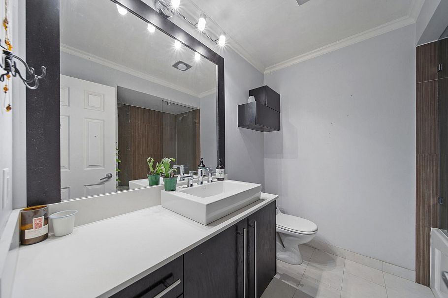 304 141 W 13th Street North Vancouver, BC - 19