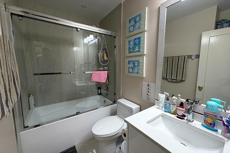 374 E 54th Avenue Vancouver, BC - 8