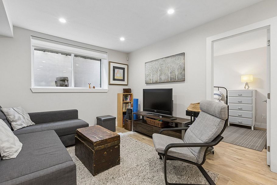 351 W 21st Street North Vancouver, BC - 30