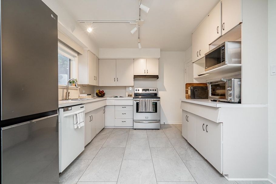 134 W 40th Avenue Vancouver, BC - 5