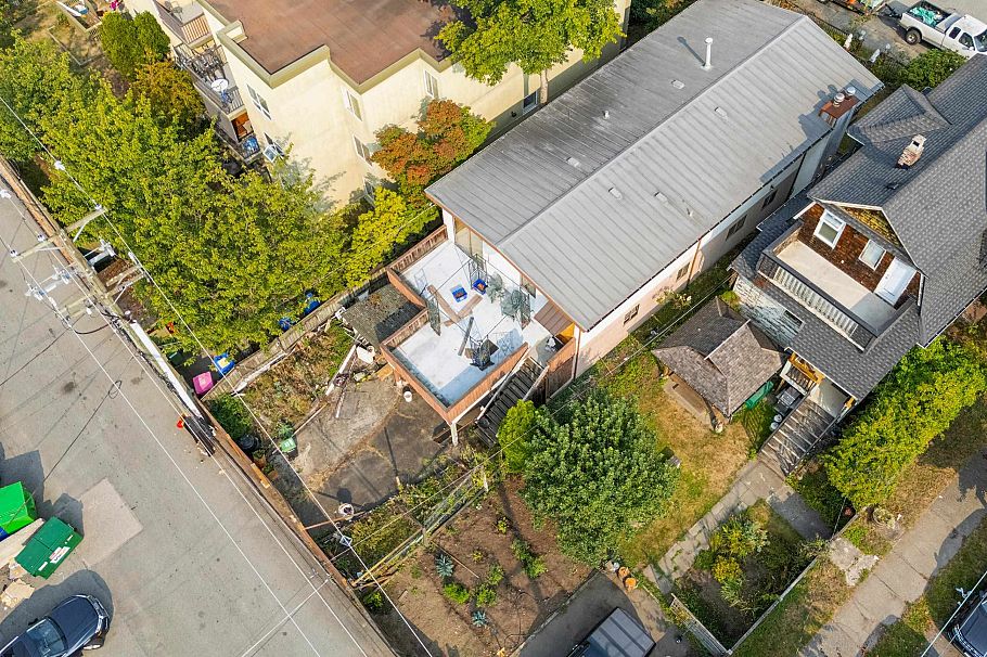 1546 Adanac Street Vancouver, BC - 9