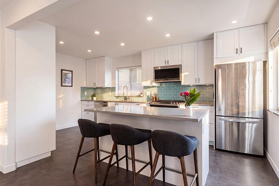 2950 W 15th Avenue Vancouver, BC - 9