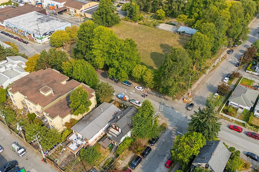 1546 Adanac Street Vancouver, BC - 11