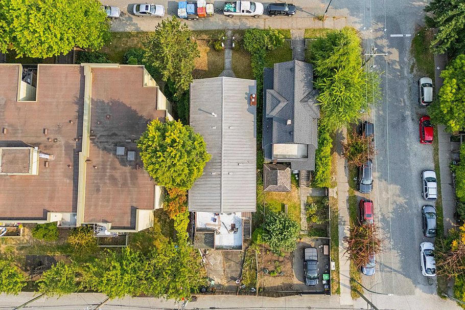 1546 Adanac Street Vancouver, BC - 8