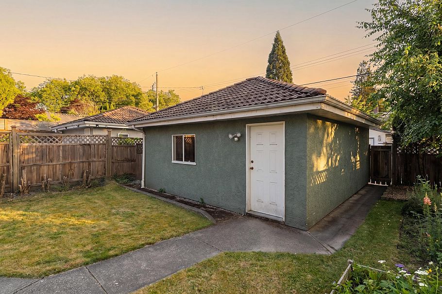 2950 W 15th Avenue Vancouver, BC - 30