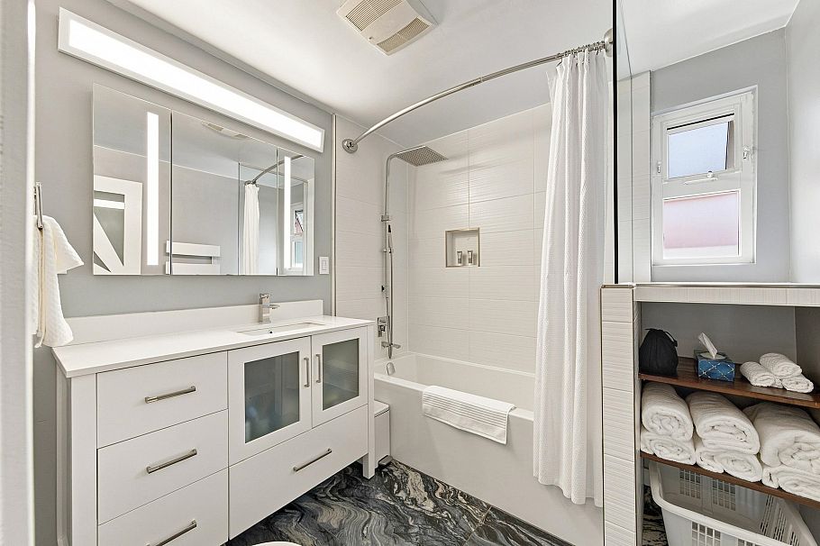 A23 415 W Esplanade Avenue North Vancouver, BC - 10
