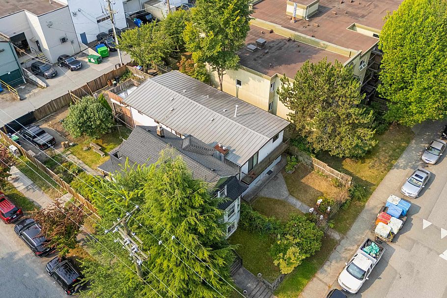 1546 Adanac Street Vancouver, BC - 10