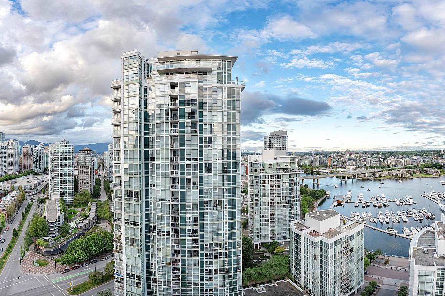 2906 198 Aquarius Mews Vancouver, BC - 2