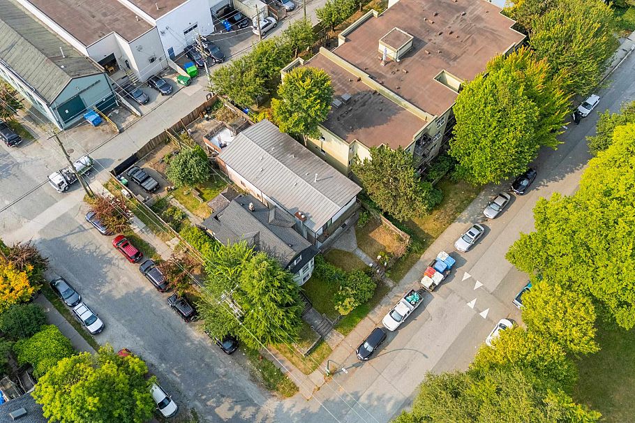 1546 Adanac Street Vancouver, BC - 12