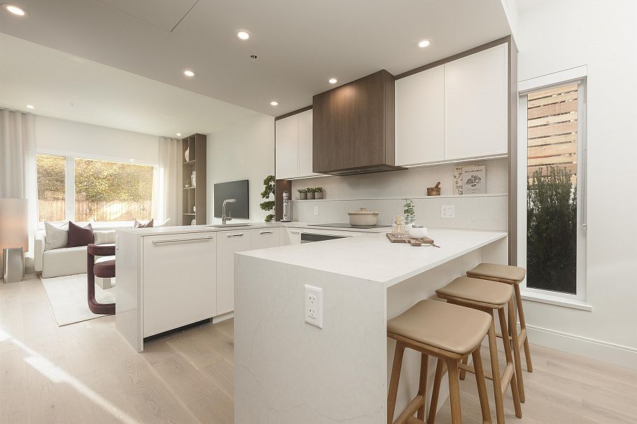 382 W 45th Avenue Vancouver, BC - 2