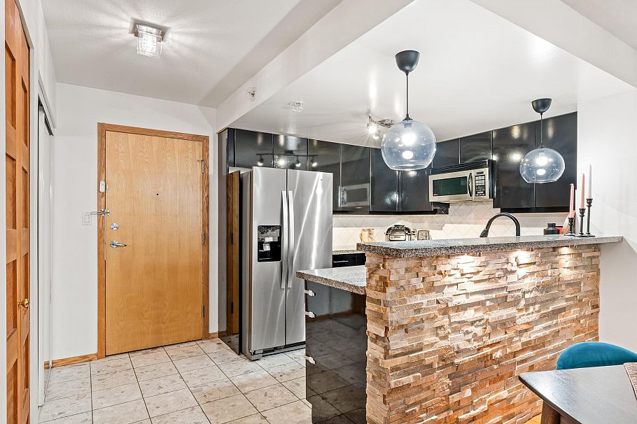 306 1328 W Pender Street Vancouver, BC - 9