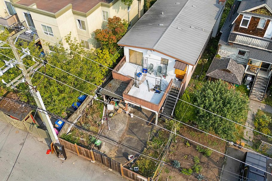 1546 Adanac Street Vancouver, BC - 7