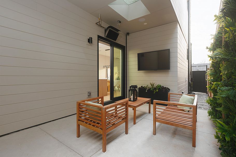 1 2637 W 12th Avenue Vancouver, BC - 2