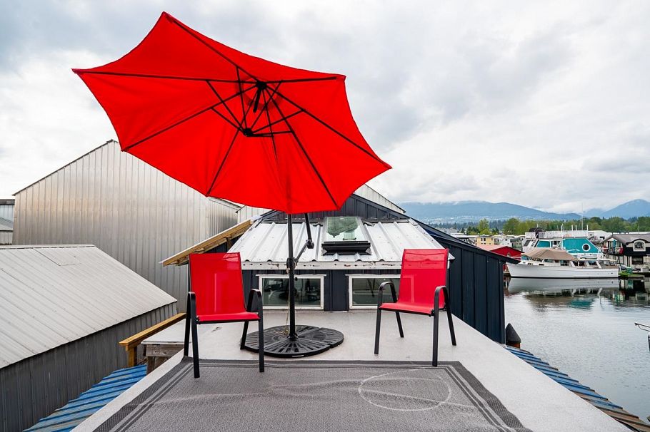 A24 415 Esplanade North Vancouver, BC - 1