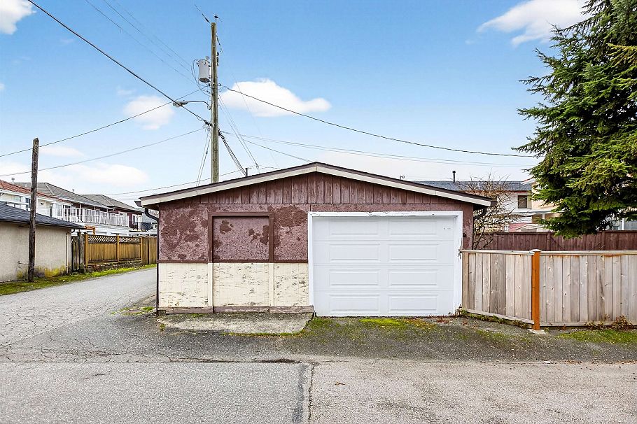 2284 E 45th Avenue Vancouver, BC - 34