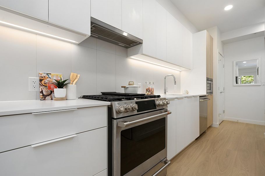306 2450 Garden Drive Vancouver, BC - 9