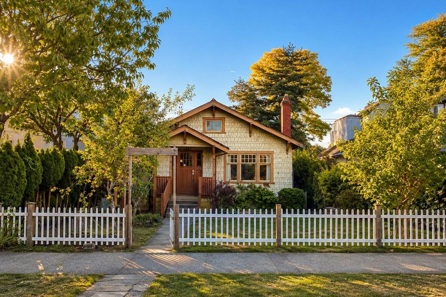 4117 W 11th Avenue Vancouver, BC - 1