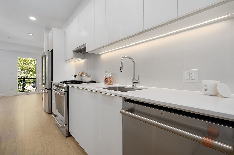 306 2450 Garden Drive Vancouver, BC - 12