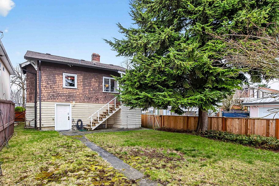2284 E 45th Avenue Vancouver, BC - 1