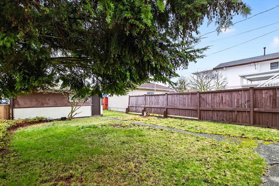 2284 E 45th Avenue Vancouver, BC - 31