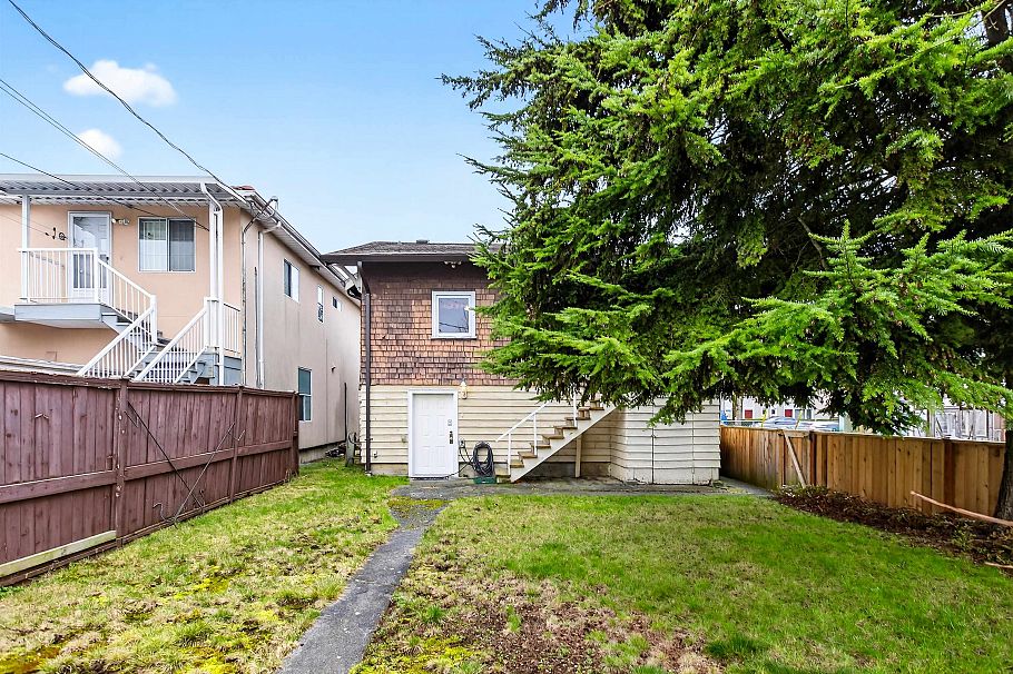 2284 E 45th Avenue Vancouver, BC - 32