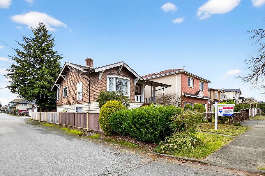 2284 E 45th Avenue Vancouver, BC - 3