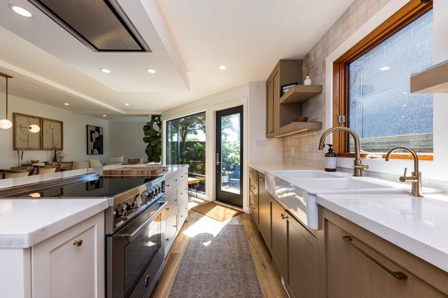 126 E St. James Road North Vancouver, BC - 4