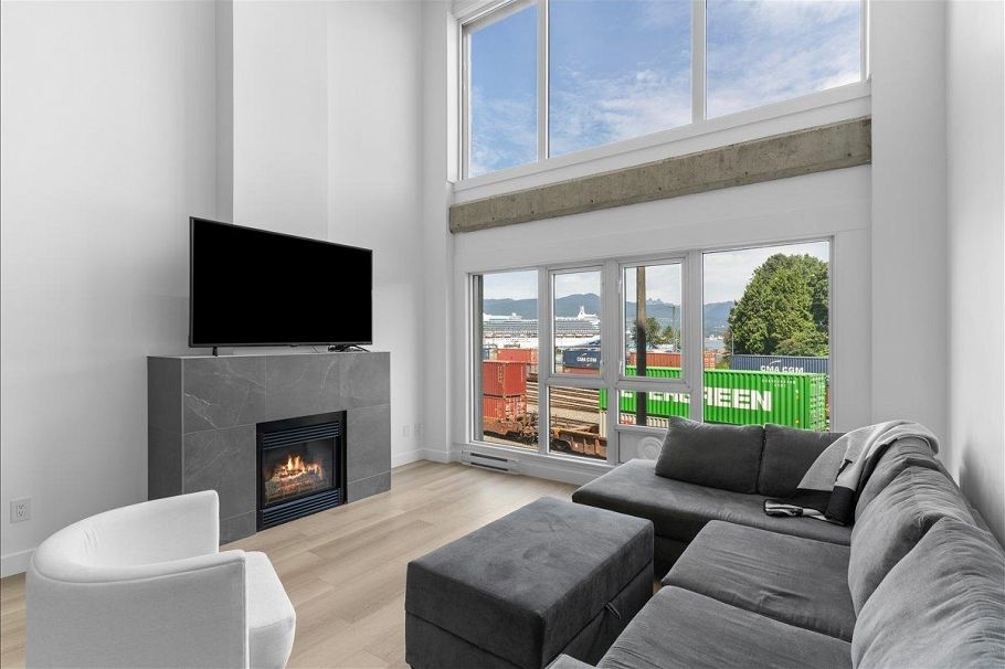 309 27 Alexander Street Vancouver, BC - 3