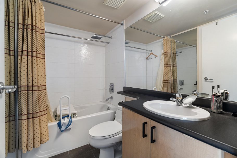 306 1688 Robson Street Vancouver, BC - 18