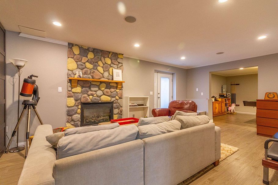 358 E 14th Street North Vancouver, BC - 27