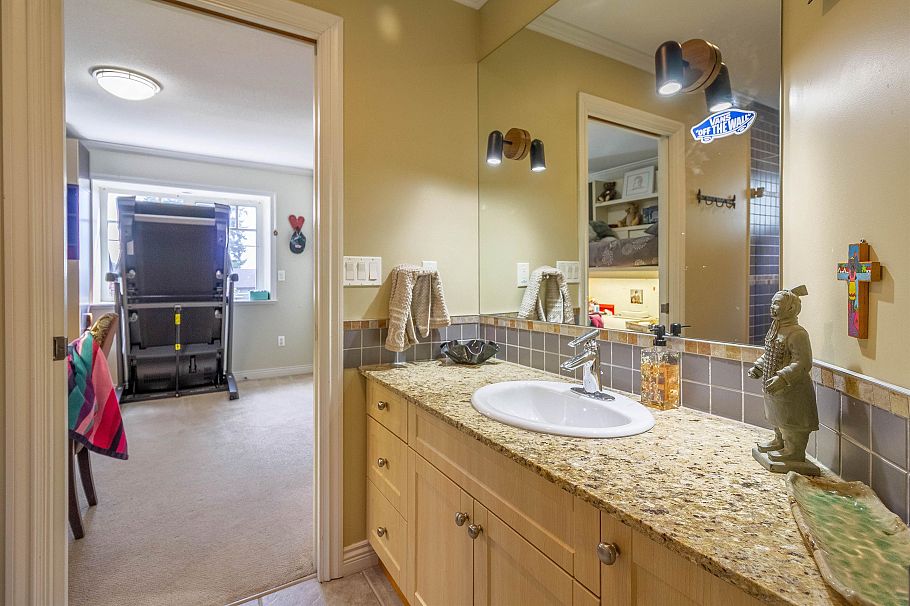 358 E 14th Street North Vancouver, BC - 22