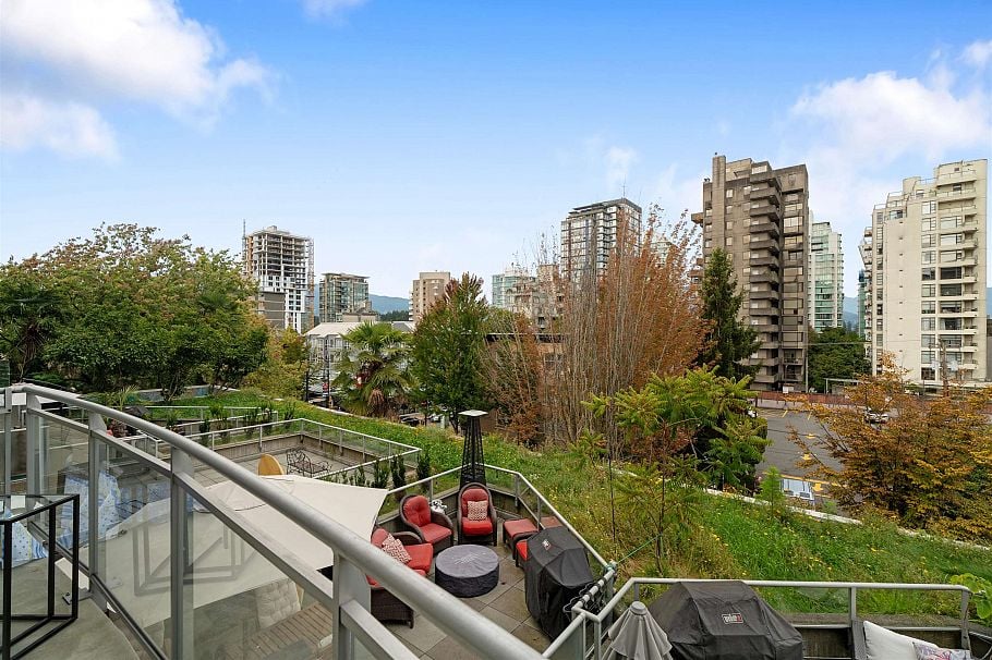 306 1688 Robson Street Vancouver, BC - 2