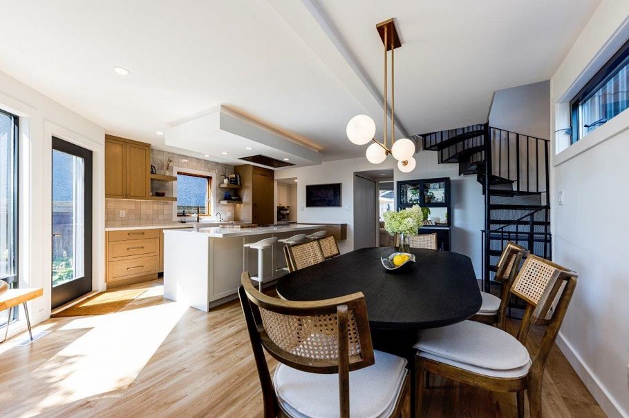 126 E St. James Road North Vancouver, BC - 9