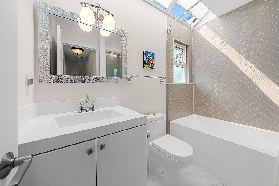 4 230 W 16th Street North Vancouver, BC - 26