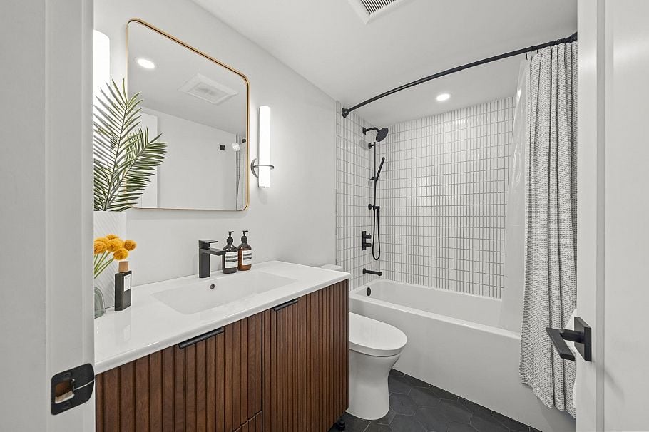 206 327 W 2nd Street North Vancouver, BC - 4